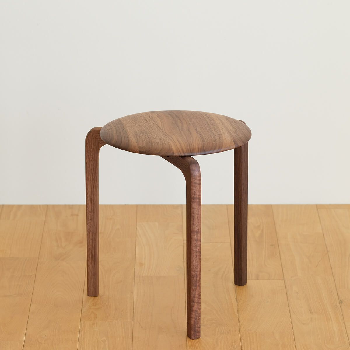 LISCIO | Stool (3本脚スツール) | DENTO STORE | 額縁・家具ブランド 