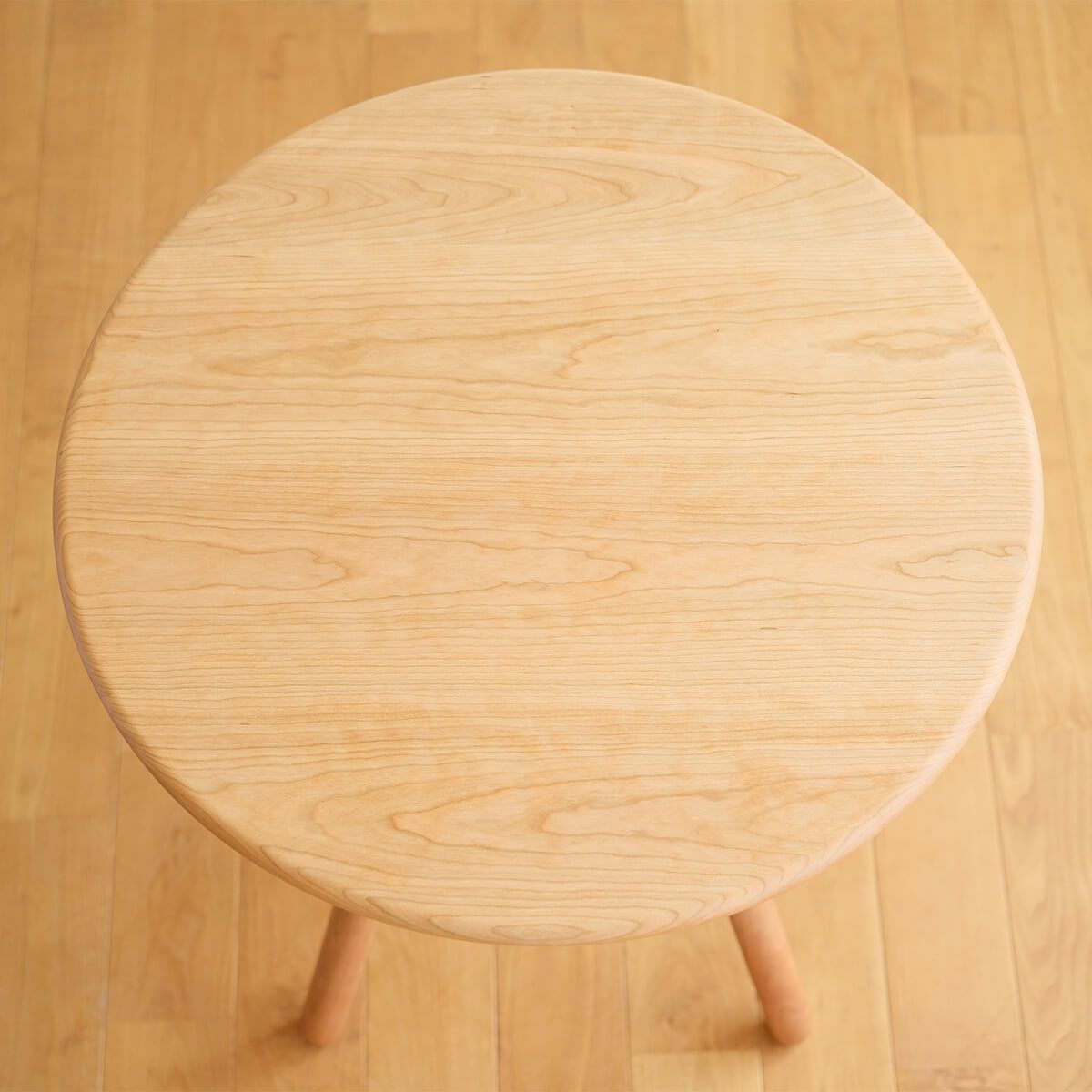 洗練と実用性が調和した無垢材テーブル